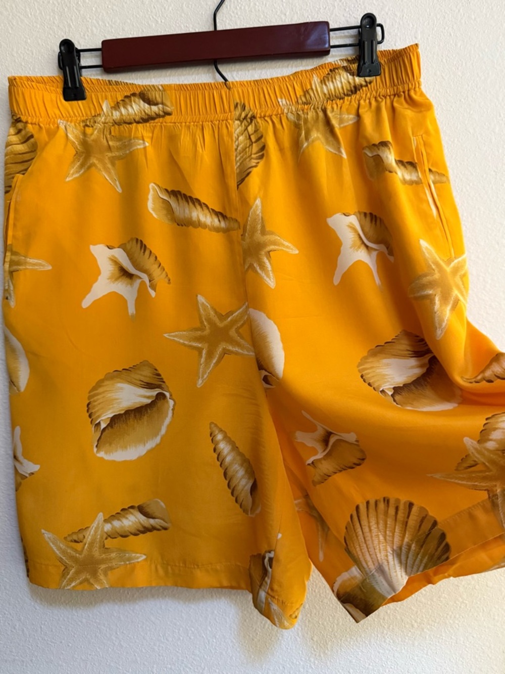 Adrienne Vittadini Silk Yellow Seashell Print Woman’s sz M Shorts Pullon